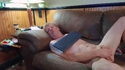 Mastrbates live cam on Cam4