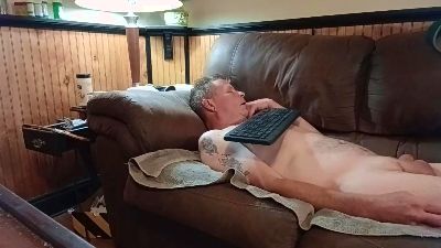 Mastrbates live cam on Cam4