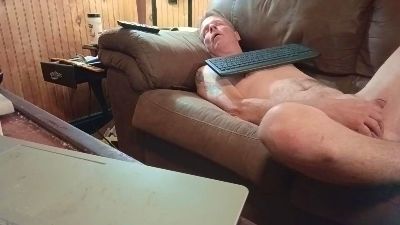 Mastrbates live cam on Cam4