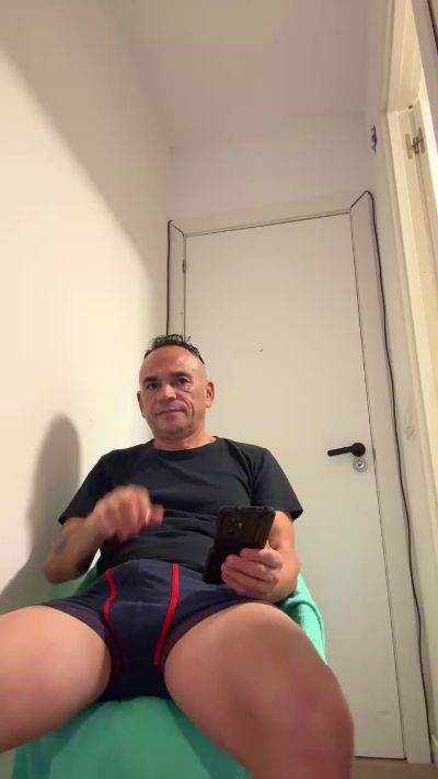 Matheocali25 live cam on Cam4