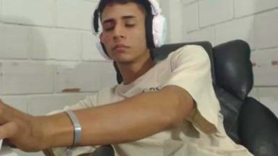 Max_THD live cam on Cam4