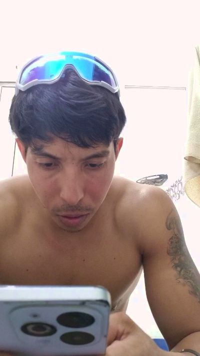 Maximiliano99 live cam on Cam4