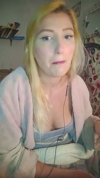 Mazie07 live cam on Cam4