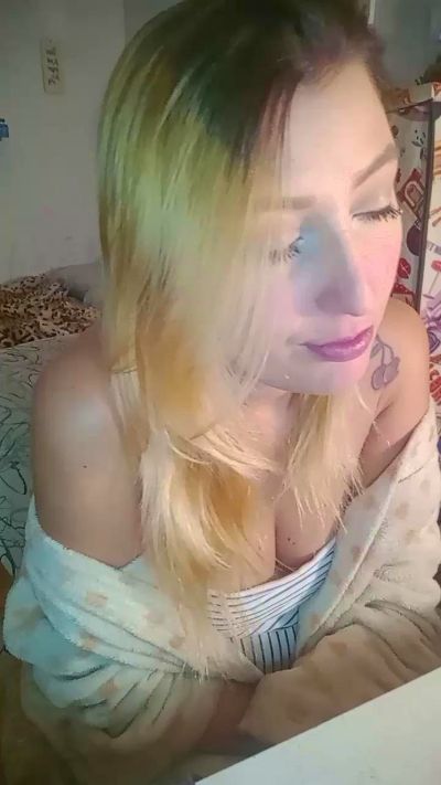 Mazie07 live cam on Cam4