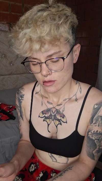 Megan222_ live cam on Cam4