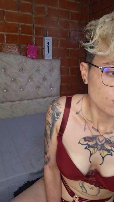Megan222_ live cam on Cam4