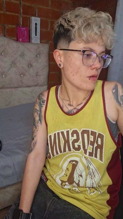 Megan222_ live cam on Cam4