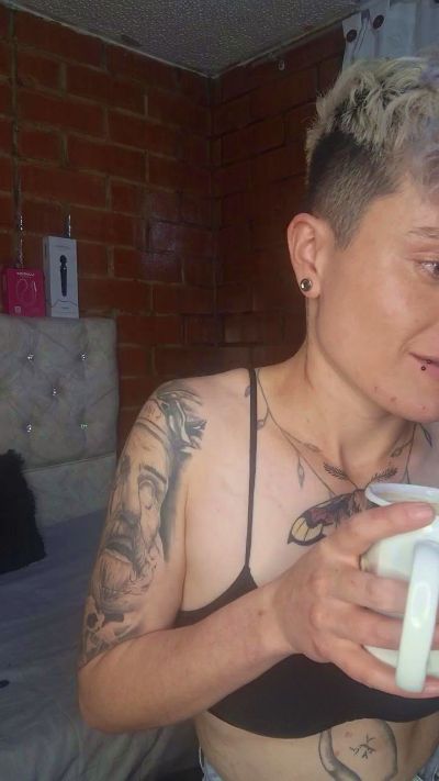 Megan222_ live cam on Cam4