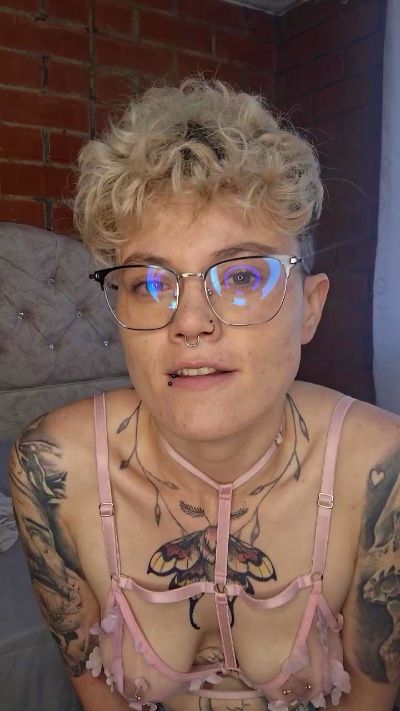 Megan222_ live cam on Cam4