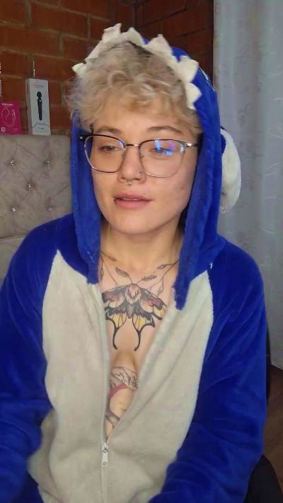 Megan222_ live cam on Cam4