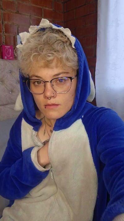 Megan222_ live cam on Cam4