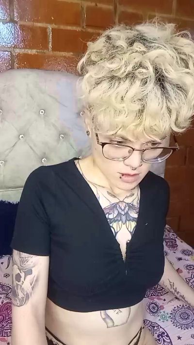 Megan222_ live cam on Cam4