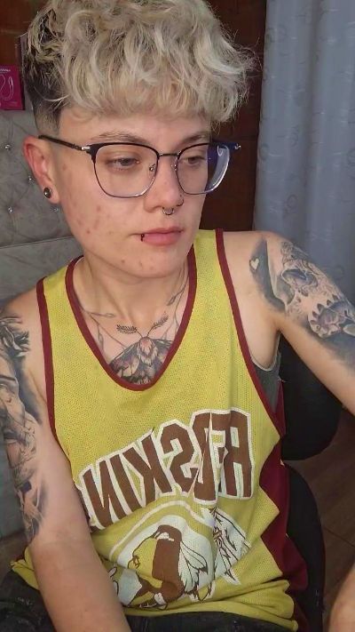 Megan222_ live cam on Cam4