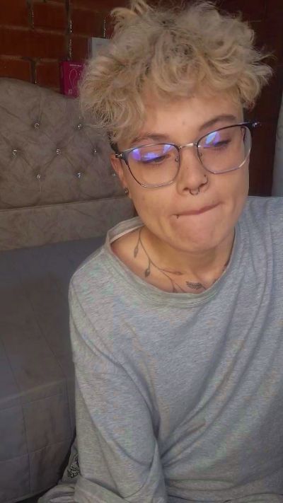 Megan222_ live cam on Cam4