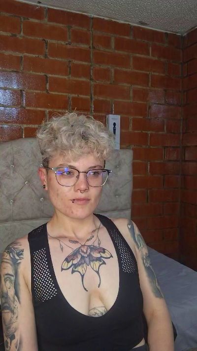 Megan222_ live cam on Cam4