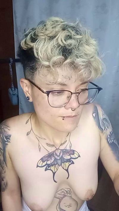 Megan222_ live cam on Cam4
