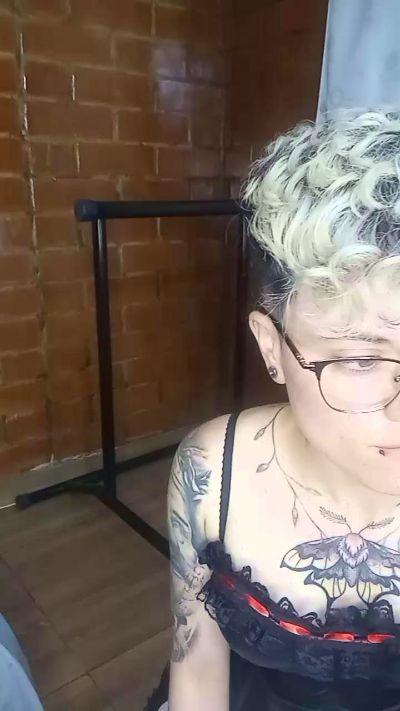 Megan222_ live cam on Cam4