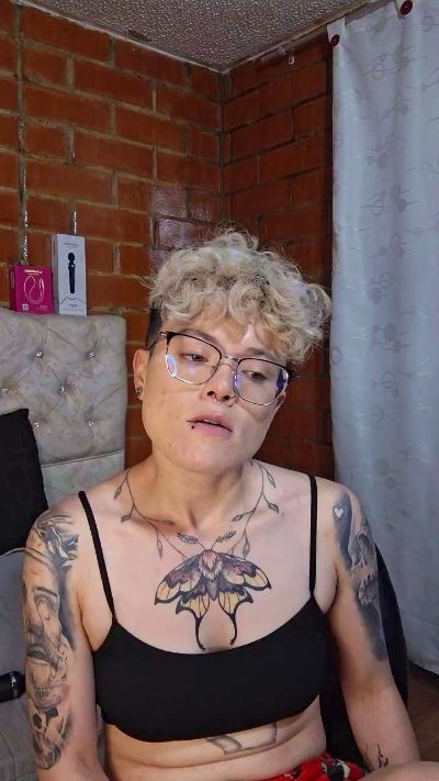 Megan222_ live cam on Cam4