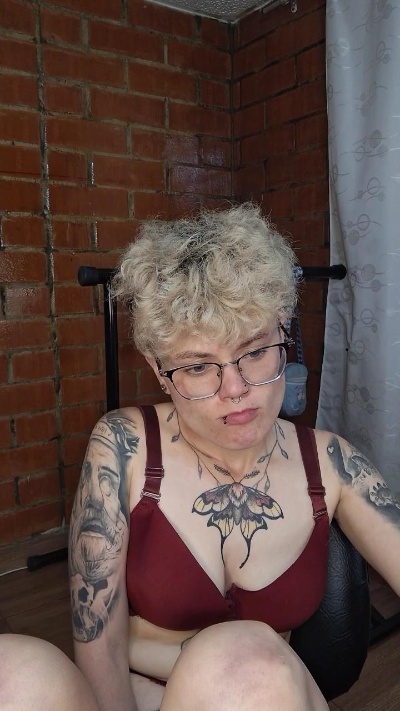 Megan222_ live cam on Cam4