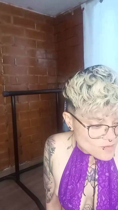 Megan222_ live cam on Cam4