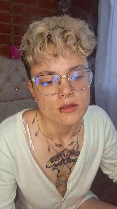 Megan222_ live cam on Cam4