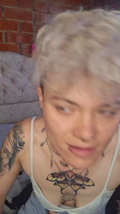 Megan222_ live cam on Cam4