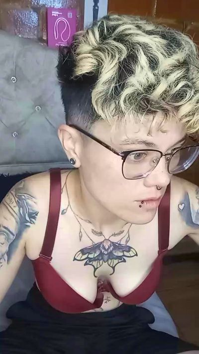Megan222_ live cam on Cam4
