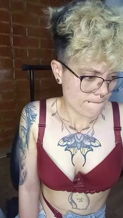 Megan222_ live cam on Cam4