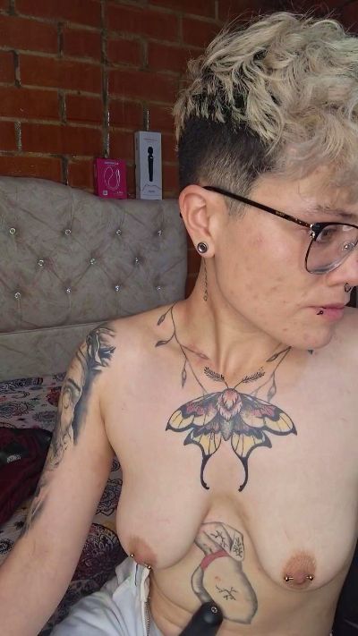Megan222_ live cam on Cam4
