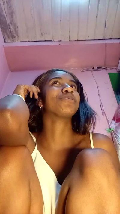 Melanie33 live cam on Cam4