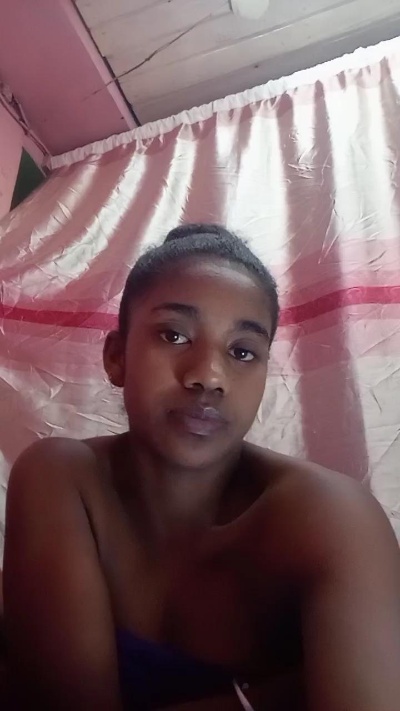 Melanie33 live cam on Cam4