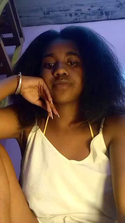 Melanie33 live cam on Cam4