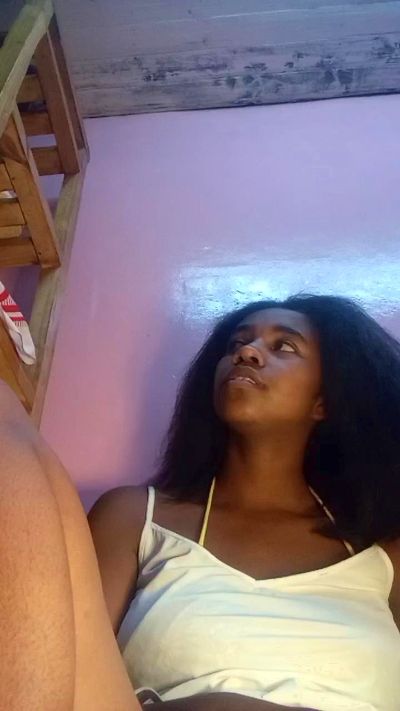 Melanie33 live cam on Cam4