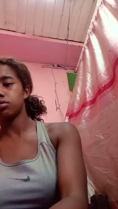 Melanie33 live cam on Cam4