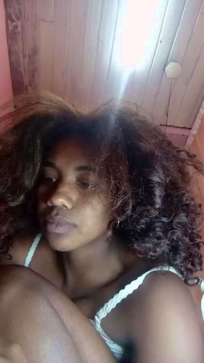 Melanie33 live cam on Cam4