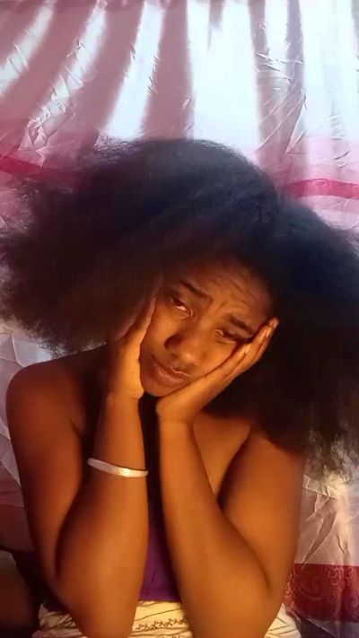 Melanie33 live cam on Cam4