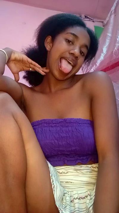Melanie33 live cam on Cam4
