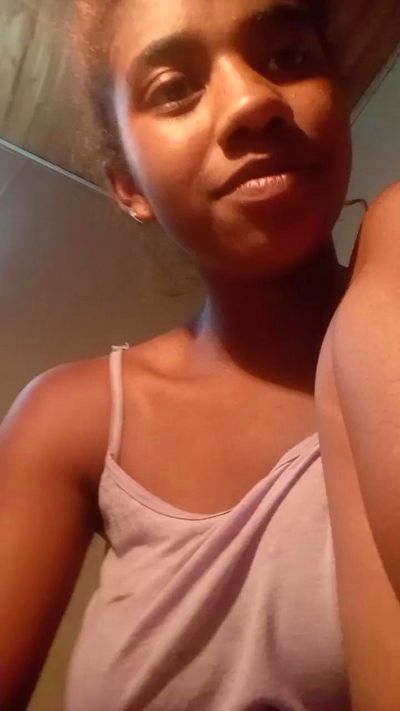 Melanie33 live cam on Cam4