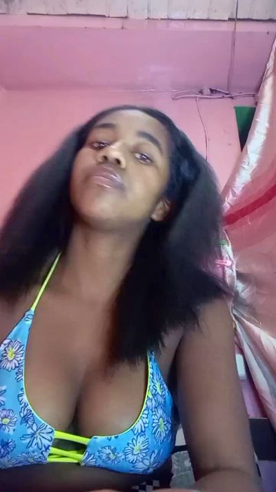 Melanie33 live cam on Cam4