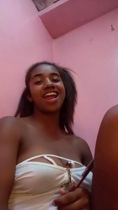 Melanie33 live cam on Cam4