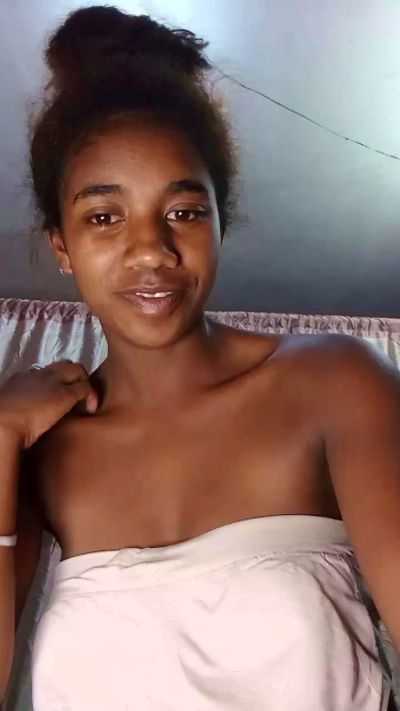 Melanie33 live cam on Cam4