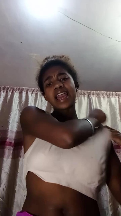 Melanie33 live cam on Cam4