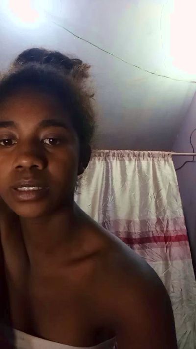 Melanie33 live cam on Cam4