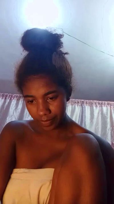 Melanie33 live cam on Cam4