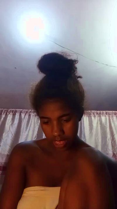 Melanie33 live cam on Cam4