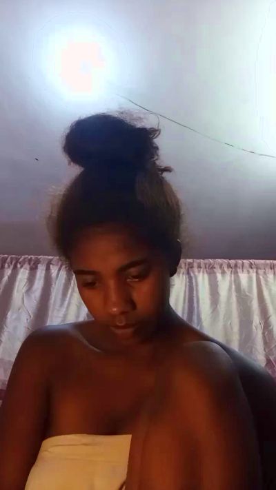 Melanie33 live cam on Cam4