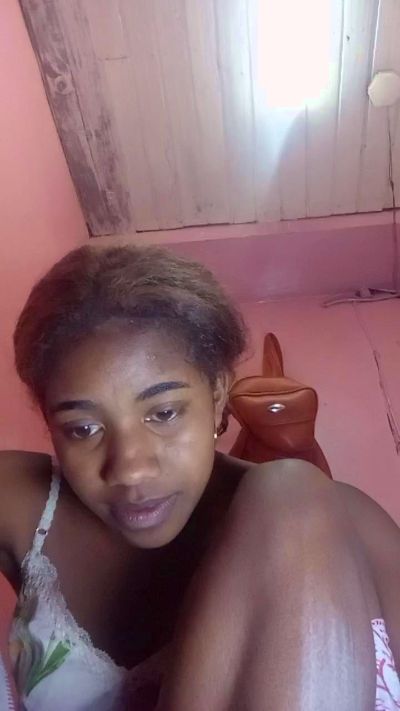 Melanie33 live cam on Cam4