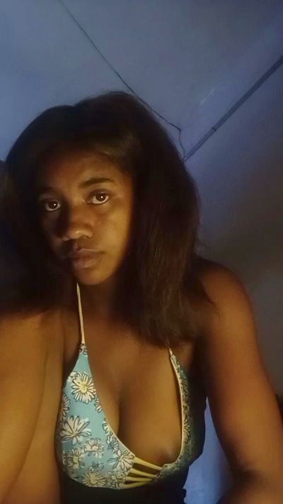 Melanie33 live cam on Cam4