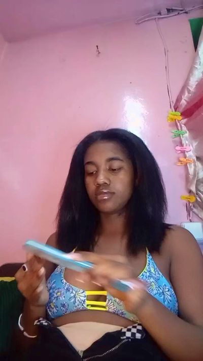 Melanie33 live cam on Cam4