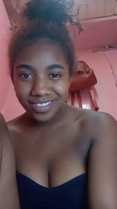 Melanie33 live cam on Cam4